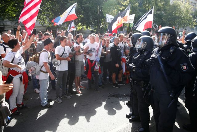 Κοροναϊός: Η αστυνομία διέλυσε διαδήλωση συνωμοσιολόγων στο Βερολίνο - Δεν τηρούσαν τα μέτρα προστασίας