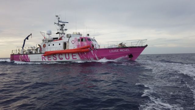 Πλοίο διάσωσης του Banksy : Ιταλοί ακτοφύλακες απομακρύνουν 49 πρόσφυγες