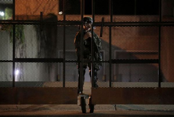 Πρώην πράκτορας του FBI : «Προειδοποιούμε εδώ και δεκαετίες για τη στενή σχέση αστυνομίας – ακροδεξιάς»