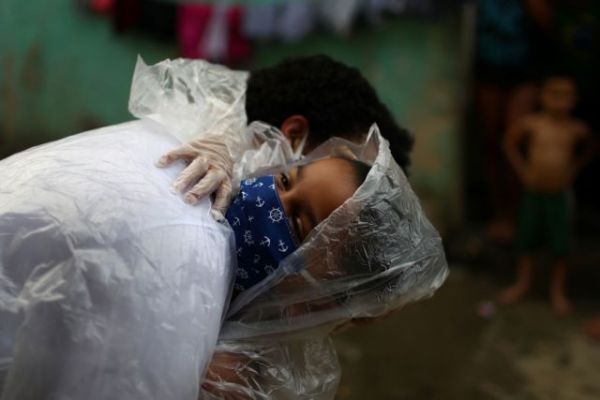 Μπορούμε να αγκαλιαστούμε με ασφάλεια στην εποχή του κοροναϊού;