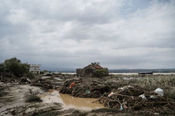 Το MEGA στα Ψαχνά : Βιβλική καταστροφή – Η λάσπη έχει καλύψει τα πάντα
