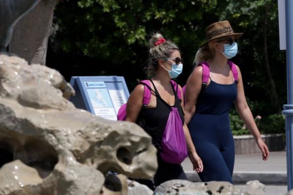 Κοροναϊός: Καθολική χρήση μάσκας και τηλεργασία τα «όπλα» για την ανάσχεση του ιού