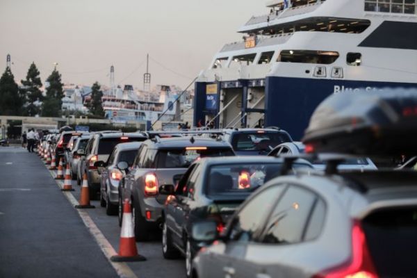 Η «μεγάλη φυγή» του Αυγούστου: Αυξημένη κίνηση σε λιμάνια και εθνικές οδούς