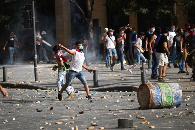 «Παραιτηθείτε ή κρεμαστείτε» – Οργή διαδηλωτών στη Βηρυτό κατά της κυβέρνησης