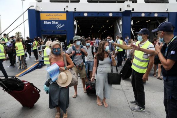 Ανησυχία για την έκρηξη κρουσμάτων τον Αύγουστο – Σκέψεις για νέα μέτρα