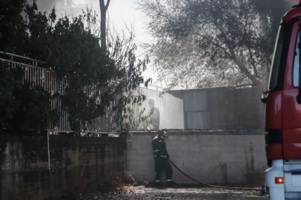Πυρκαγιά στη Μεταμόρφωση: Κατέρρευσε μέρος του κτιρίου – Μεγάλες δυσκολίες στο έργο της κατάσβεσης