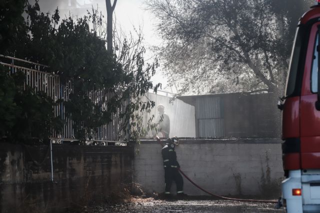 Πυρκαγιά στη Μεταμόρφωση: Κατέρρευσε μέρος του κτιρίου - Μεγάλες δυσκολίες στο έργο της κατάσβεσης