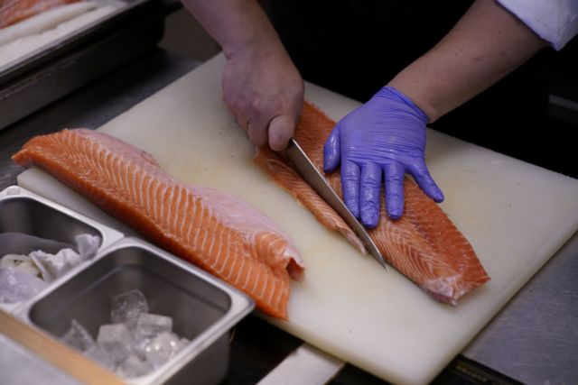 Καταγγελία για ξυλοδαρμό μάγειρα από τον ιδιοκτήτη εστιατορίου