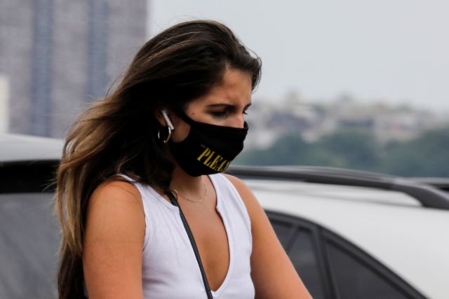 Κοροναϊός : Έχει νόημα να φοράμε μάσκα σε εξωτερικούς χώρους; – Τι λένε οι ειδικοί