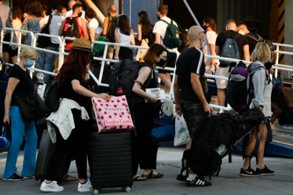 Κοροναϊός: Τεστ στα λιμάνια Πειραιά και Ραφήνας σε όσους επιστρέφουν από τον Δεκαπενταύγουστο