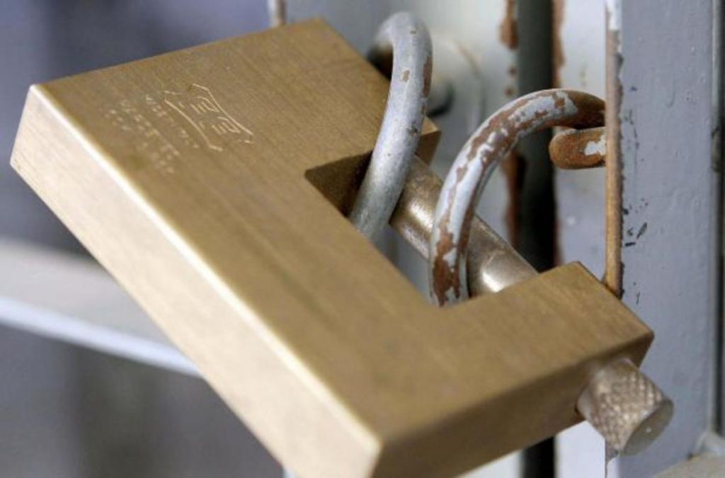 Ηράκλειο : Κλείδωσε τα κοριτσάκια της στο σπίτι και αυτά τηλεφώνησαν στο Χαμόγελο του Παιδιού