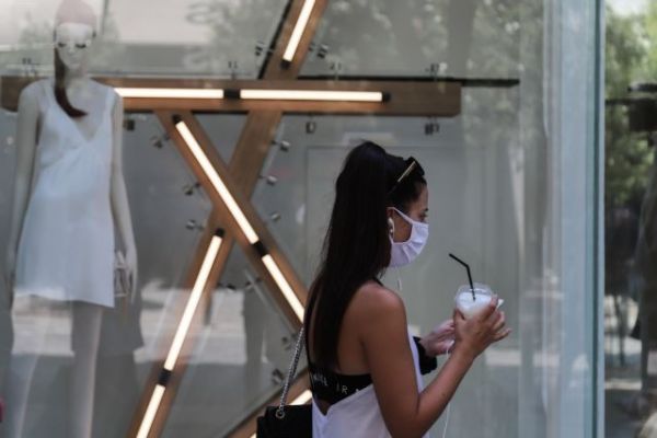 «Καμπανάκι» κινδύνου για τους νέους: Ένα στα τρία κρούσματα στην Ελλάδα είναι 19–40 ετών