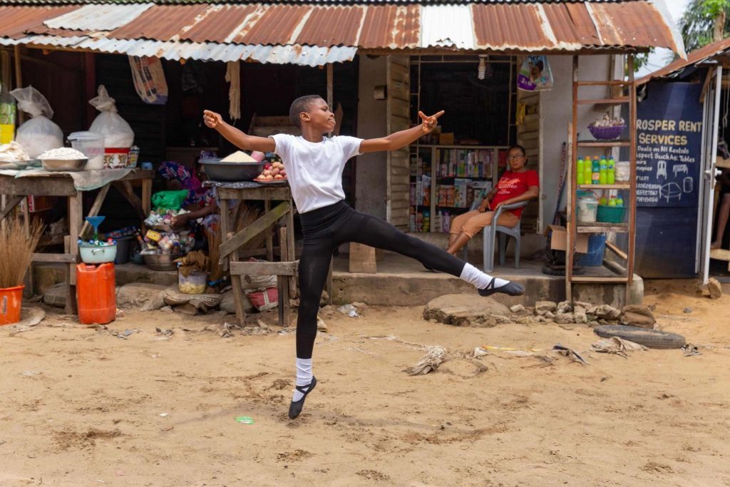 Υποτροφία στον Νιγηριανό «Billy Elliot» μετά το βίντεο που έγινε viral