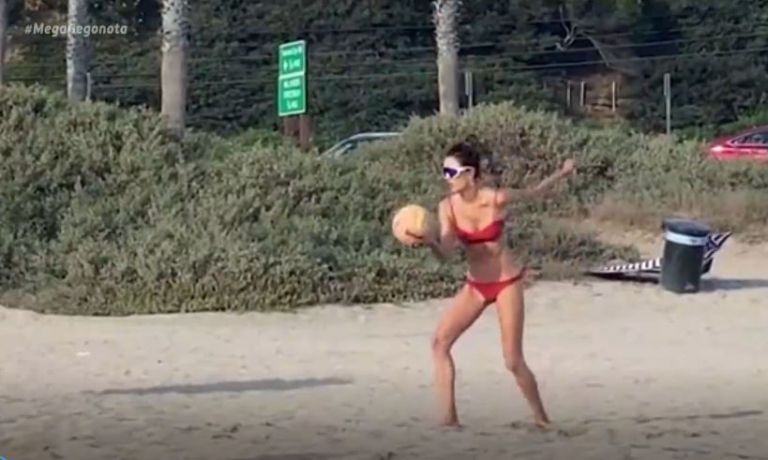 Εντυπωσιακή με κατακόκκινο μπικίνι στα 39 της η Αλεσάντρα Αμπρόσιο