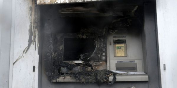 Πυρπόλησαν ΑΤΜ τη νύχτα στην Πεύκη