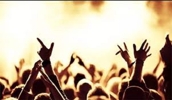 Στις πλατείες μεταφέρονται τα πάρτι μετά το κλείσιμο των μπαρ