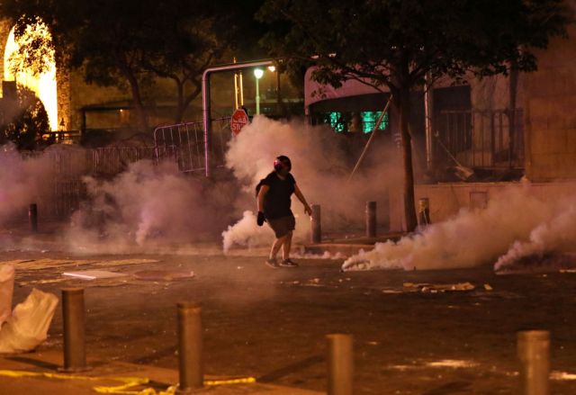 Βηρυτός : Δακρυγόνα κατά των εξοργισμένων διαδηλωτών
