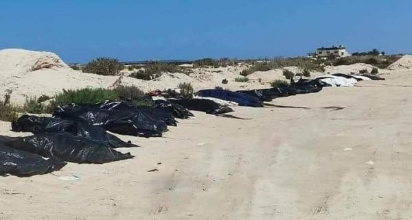 Αυτοί οι μαύροι σάκοι στην παραλία περιέχουν τα πτώματα 22 πνιγμένων μεταναστών