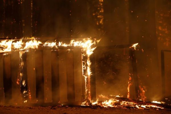 Έξι νεκροί και χιλιάδες εκτοπισμένοι από τις πυρκαγιές στην Καλιφόρνια [Εικόνες]