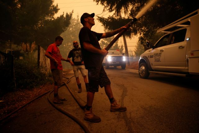 Έξι νεκροί και χιλιάδες εκτοπισμένοι από τις πυρκαγιές στην Καλιφόρνια [Εικόνες]