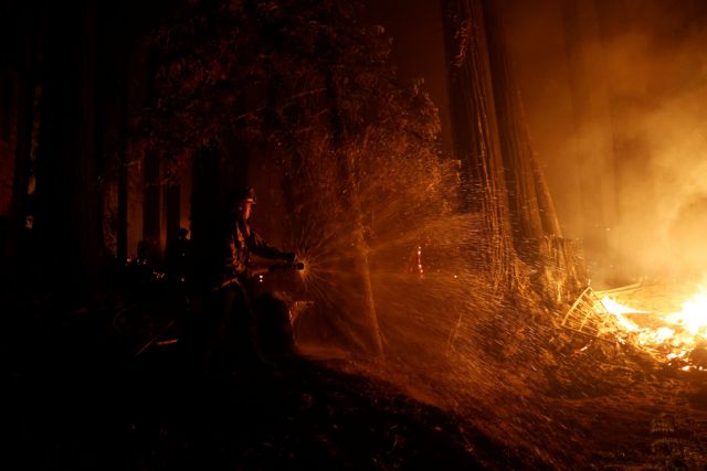 Έξι νεκροί και χιλιάδες εκτοπισμένοι από τις πυρκαγιές στην Καλιφόρνια [Εικόνες]