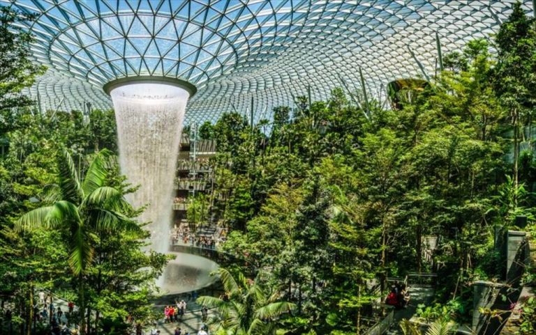 Αυτό είναι το καλύτερο αεροδρόμιο του κόσμου – Έχει μέσα μέχρι και… δάσος