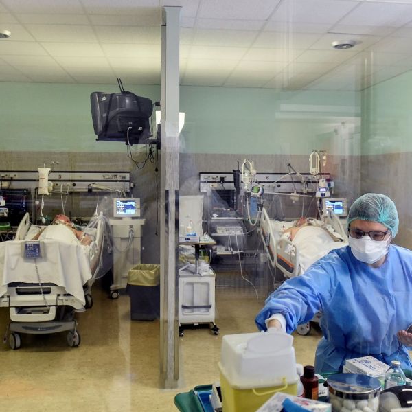 Κοροναϊός : Σε συναγερμό η χώρα – Για νέο επιδημιολογικό κύμα κάνουν λόγο οι ειδικοί