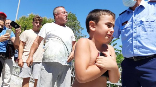 Κακαβιά: Εξαντλημένο αγοράκι με το διαβατήριο στην αγκαλιά του – «Θέλω να πάω σπίτι μου»