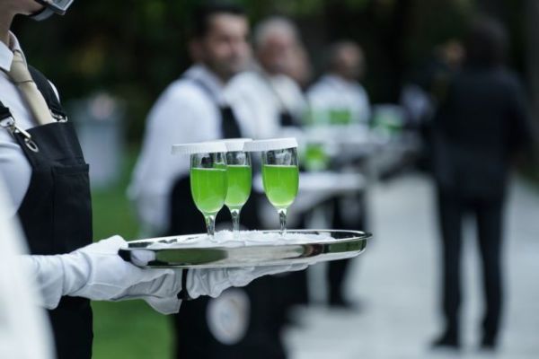 Σε εξωδικαστικό μηχανισμό για τις δεξιώσεις που ακυρώνονται