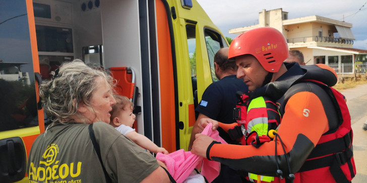 «Αυτό που ζήσαμε ήταν τραγικό» – Συγκινεί ο πυροσβέστης που έσωσε το μωρό στην Εύβοια