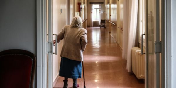 ΠΟΕΔΗΝ: «Μαύρη τρύπα διασποράς κοροναϊού» οι ιδιωτικές μονάδες φροντίδας ηλικιωμένων