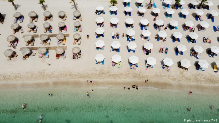 H πανδημία πάει την Ελλάδα πίσω