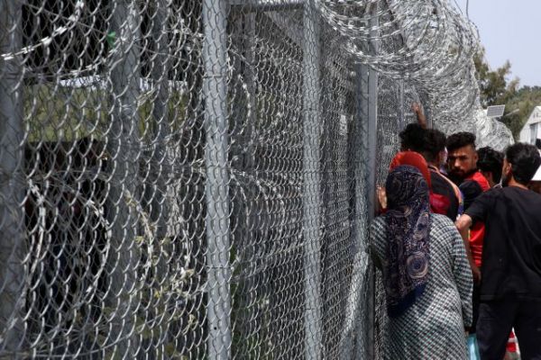 Προσφυγικό: Απεργία πείνας στη Μόρια, ενώ το ευρωπαϊκό ιδεώδες κουρελιάζεται με φράχτες και επαναπροωθήσεις
