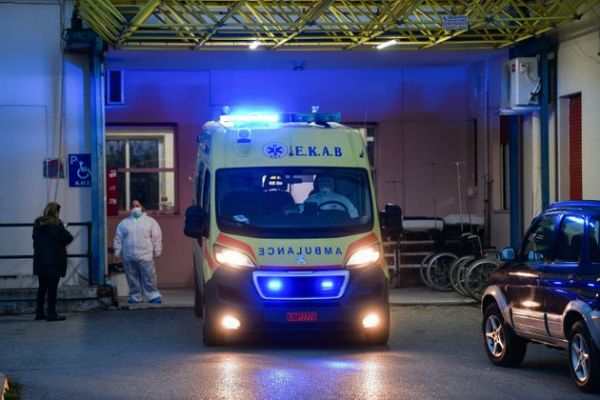 Θεσσαλονίκη : Αυτοκίνητο έπεσε σε δέντρο – Τραυματίστηκαν δύο γυναίκες (εικόνα)