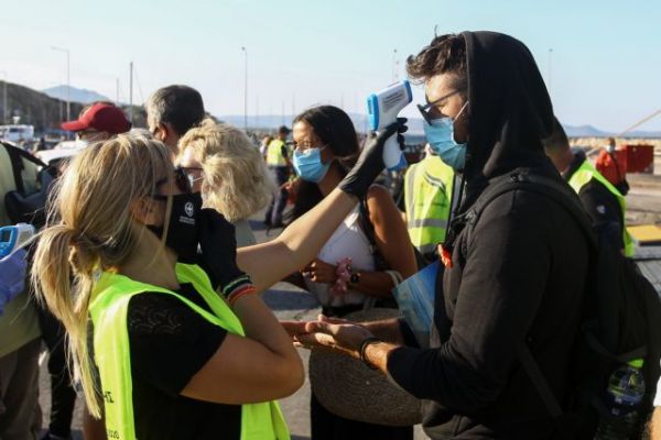 Κοροναϊός: Παραμένει η ανησυχία παρά τη μείωση των κρουσμάτων – Τα επόμενα βήματα για να μπει «φρένο» στην πανδημία