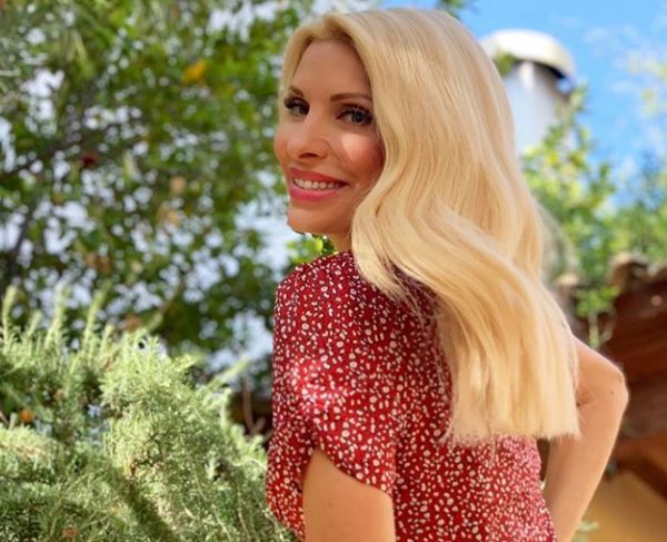 Ελένη Μενεγάκη : Καλοκαιρινή εξόρμηση στις Κυκλάδες