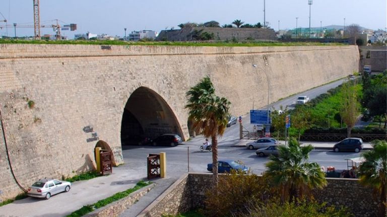 Τραγωδία στο Ηράκλειο : Έπεσε από τα Ενετικά Τείχη