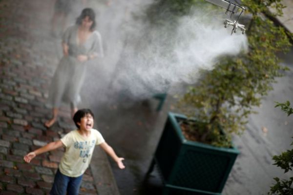 Κύμα καύσωνα στην Ευρώπη – Αντικατέστησαν τη μάσκα για τον κοροναϊό με τη μάσκα θαλάσσης