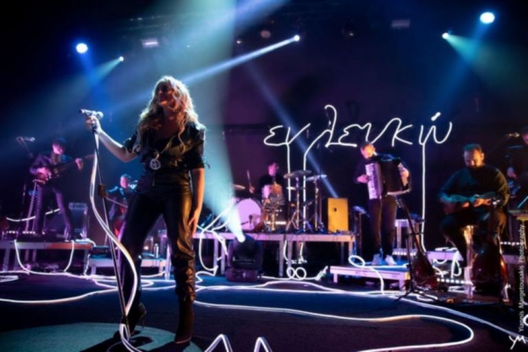 Η Νατάσσα Μποφίλιου στην τελευταία «ΕΝ ΛΕΥΚΩ» συναυλία στην Τεχνόπολη