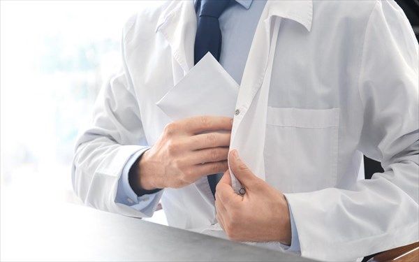 Συνελήφθη γιατρός δημόσιου νοσοκομείου για «φακελάκι»