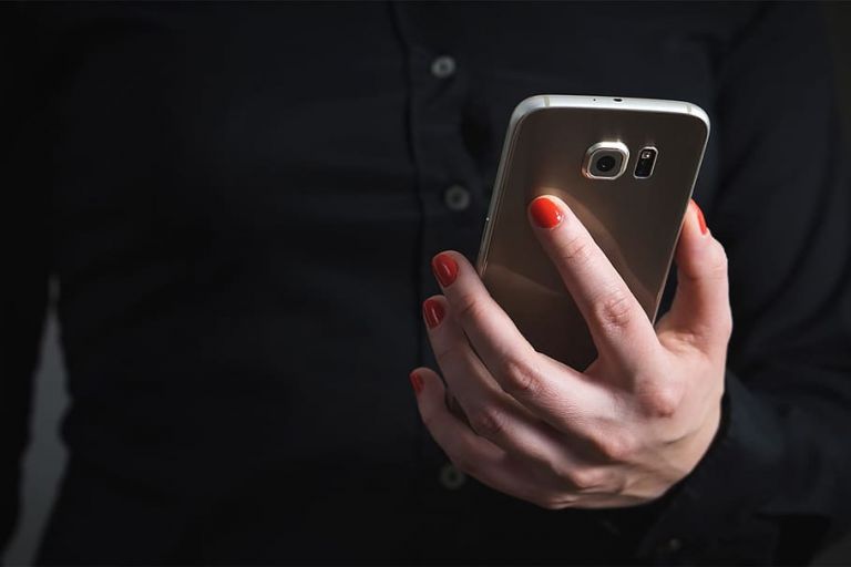 Το μπλε φως των smartphone και laptop αυξάνει τον κίνδυνο καρκίνου του εντέρου