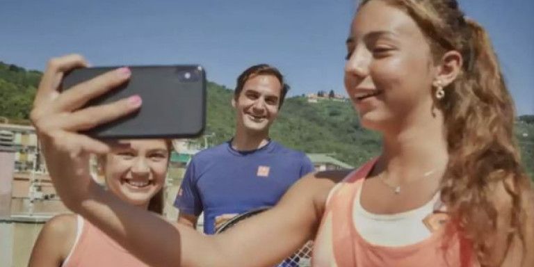 Η έκπληξη του Φέντερερ σε δύο μικρές θαυμάστριές του που είχαν γίνει viral