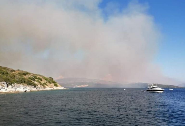 Αγωνία στην Κέρκυρα : Σκάφη του λιμενικού απομακρύνουν λουόμενους – Σε εξέλιξη η φωτιά στον Αγιο Στέφανο