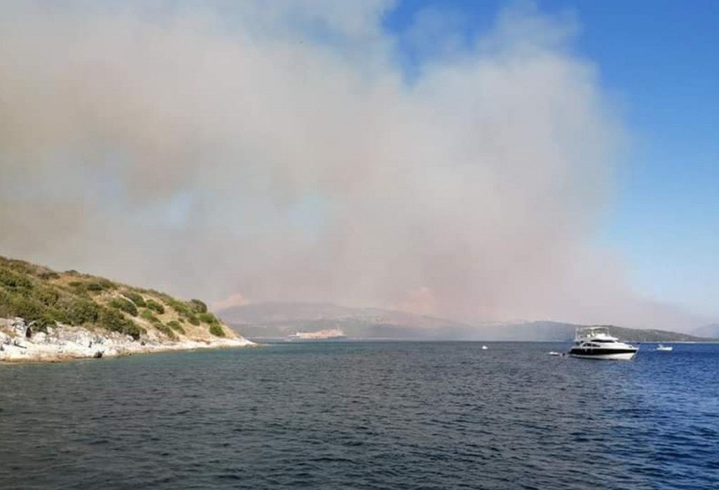 Αγωνία στην Κέρκυρα : Σκάφη του λιμενικού απομακρύνουν λουόμενους - Σε εξέλιξη η φωτιά στον Αγιο Στέφανο