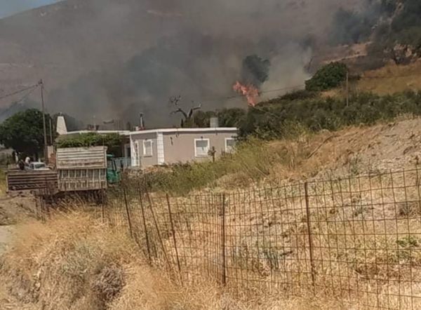 Αναζωπυρώθηκε η φωτιά στα Χανιά – Εκκενώθηκε προληπτικά οικισμός