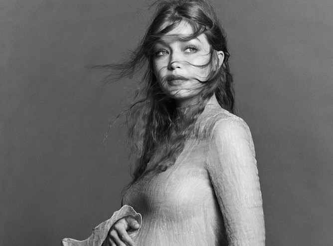 Τζίτζι Χαντίντ : «Μεγαλώνοντας έναν άγγελο» – Η viral φωτογράφιση λίγο πριν γεννήσει