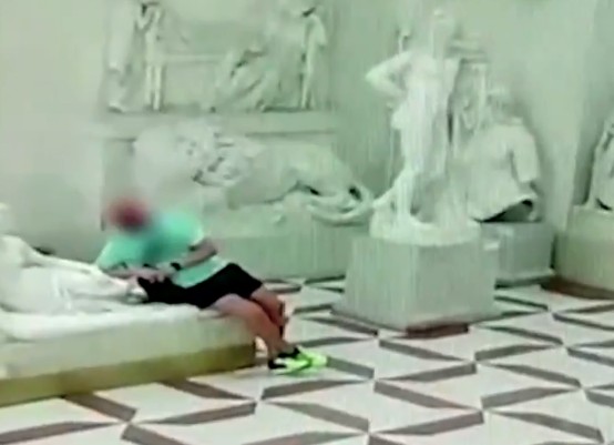 Απίστευτο βίντεο: Τουρίστας ξαπλώνει πάνω σε άγαλμα 200 ετών στην Ιταλία και το…σπάει