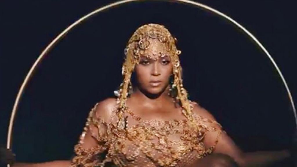 Hanging Hoop Chair : Η Μπιγιονσέ στροβιλίζεται με υψηλό design