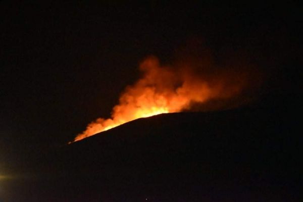 Συναγερμός στην Ικαρία : Μεγάλη δασική πυρκαγιά – Εκκενώθηκαν οικισμοί μέσα στη νύχτα (εικόνες)