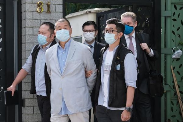 Συνεχίζεται ο «πόλεμος» ΗΠΑ-Χονγκ Κονγκ μετά τη σύλληψη του μεγιστάνα των ΜΜΕ Τζίμι Λάι